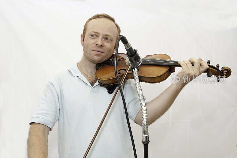 一个人为观众拉小提琴