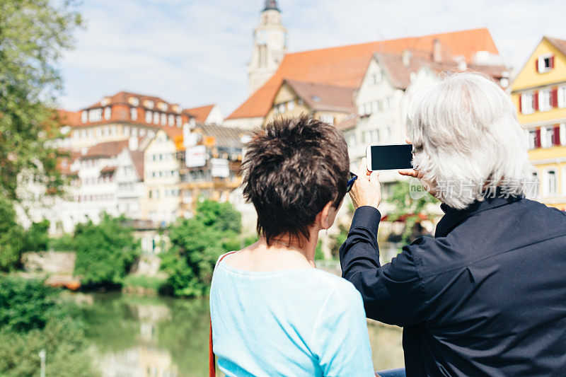 老年夫妇享受他们的旅程Tübingen，德国