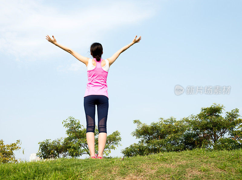 年轻女子举起手臂