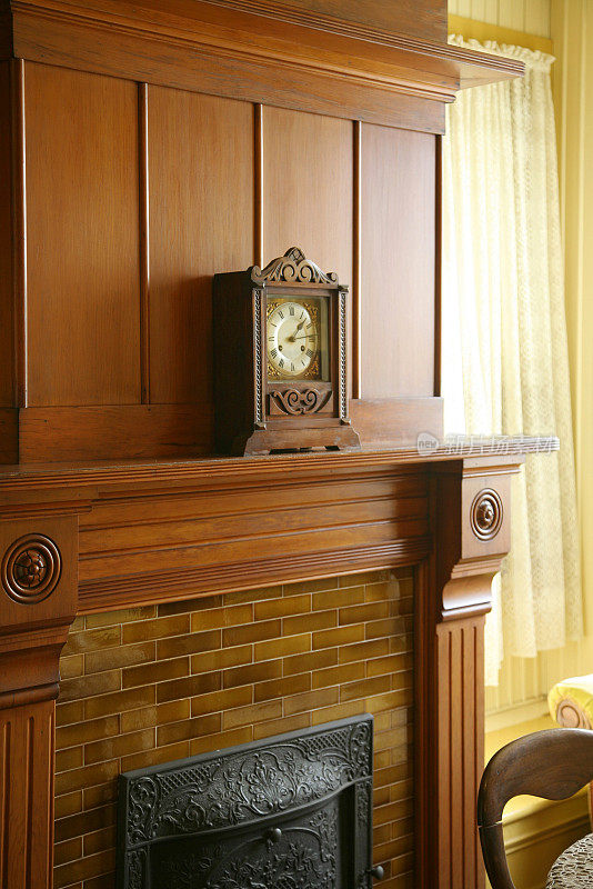 木制壁炉架上的古董钟