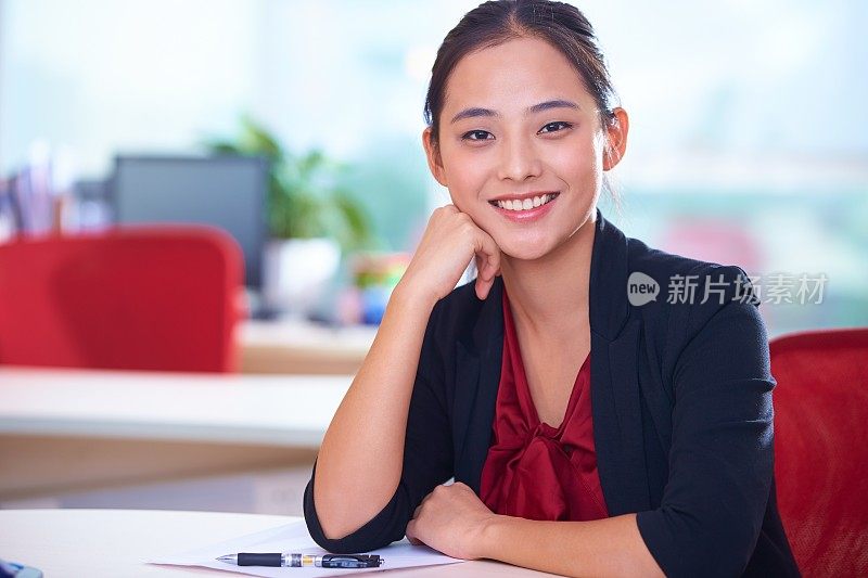 一位年轻的亚洲女商人在办公室的肖像