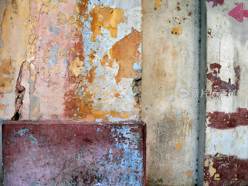 在古巴哈瓦那，油漆剥落的旧彩色墙壁