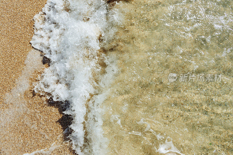 从上面在海岸线上劈开波浪