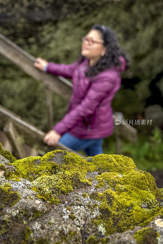 冰岛:一名女子在火山熔岩场休息