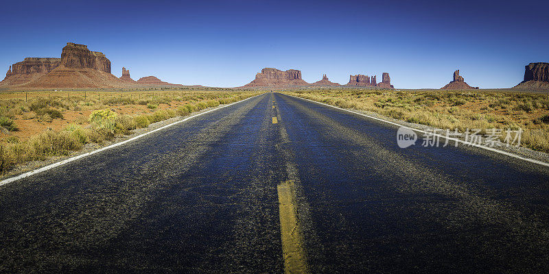 美国公路旅行标志性的直路通过纪念碑谷犹他州