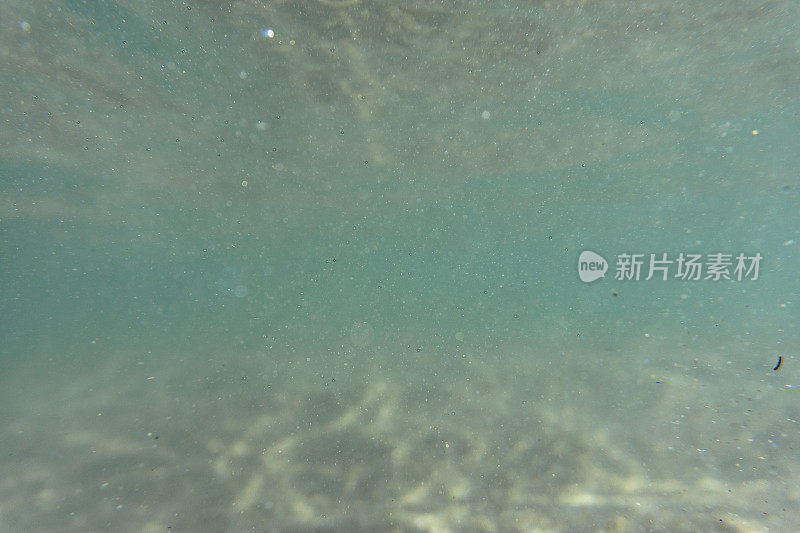 在康沃尔的波斯科诺海滩的水下