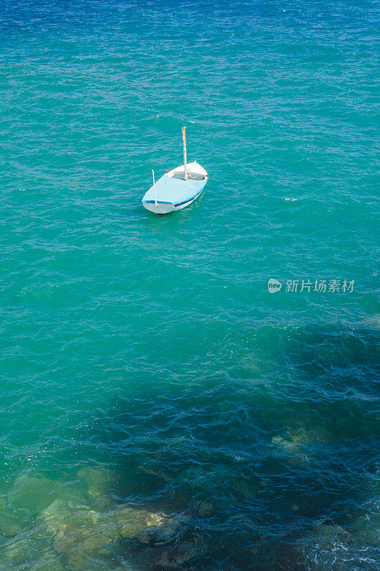 绿松石海上的孤独之舟