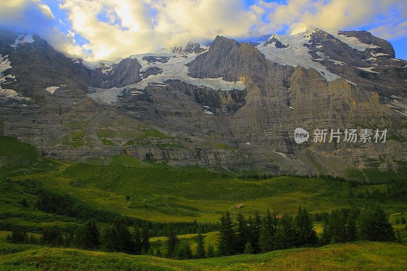 瑞士阿尔卑斯山伯恩斯高地，Lauterbrunnen山谷上的少女峰