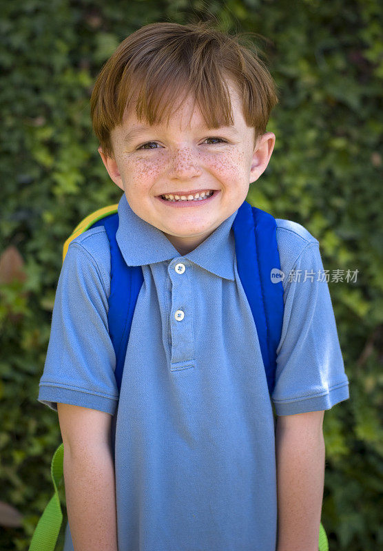 第一天上学的红发男孩微笑着