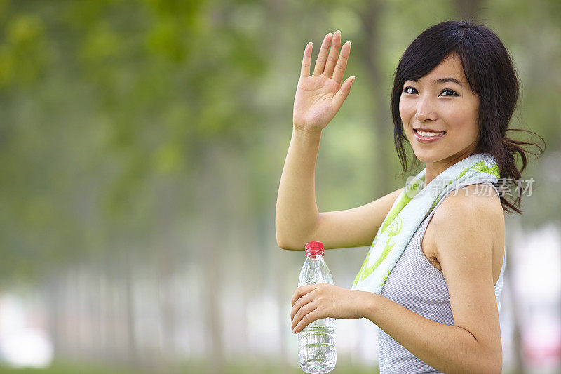 年轻漂亮的亚洲女人在户外慢跑