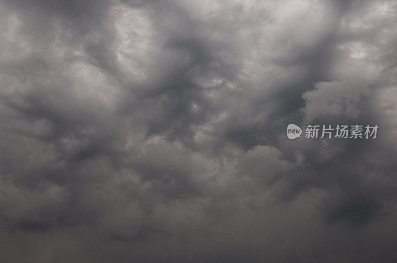 戏剧性的暴风雨的天空