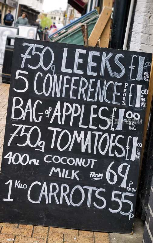 商店外的牌子上写着蔬菜食品的价格