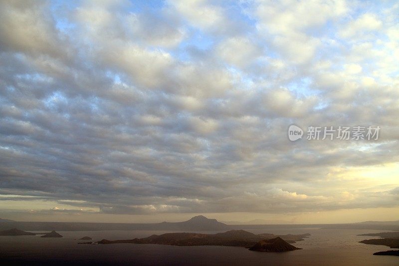 菲律宾吕宋岛塔尔湖的云景