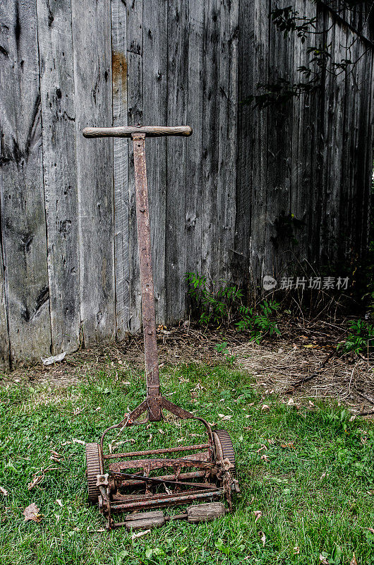老式的手工草坪割草机