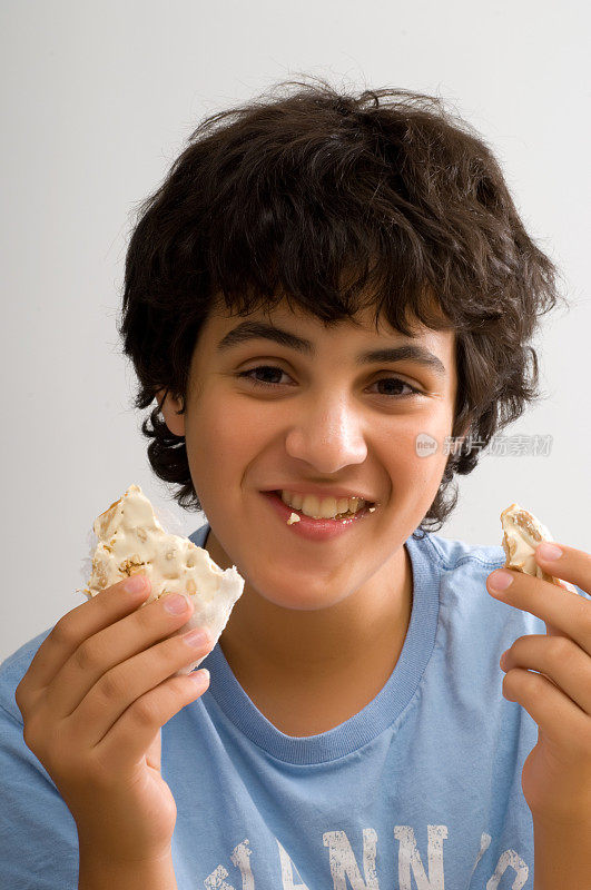一个男孩会吃一种叫做“牛油”的硬糖。