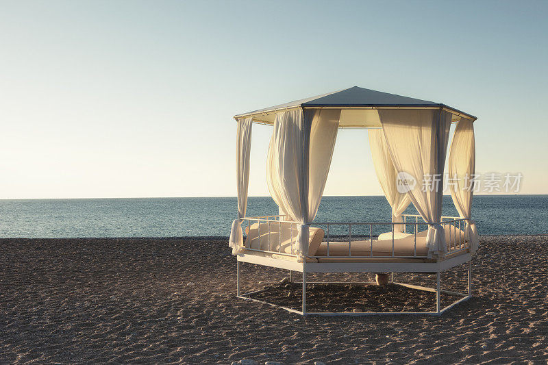 土耳其安塔利亚奥林波斯海滩的凉亭