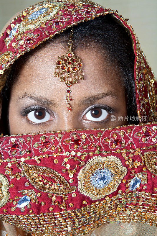 印度新娘戴着传统头巾