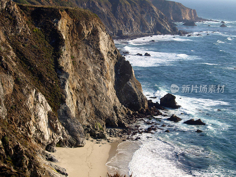 岩石的悬崖和悬崖，美丽的海岸线，太平洋