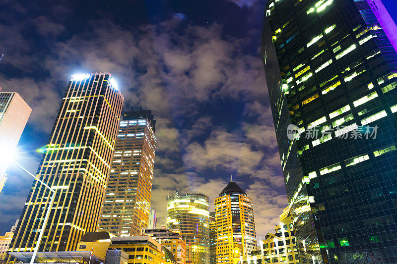 晚上的摩天大楼，低角度的视野，复制空间，悉尼澳大利亚