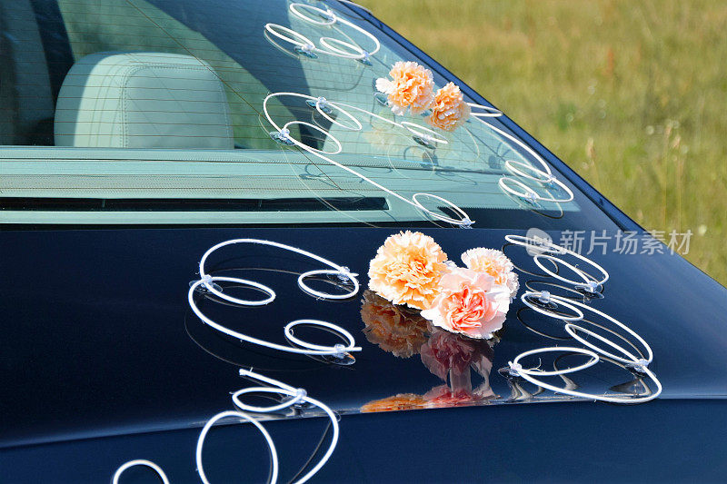 婚礼车上的花