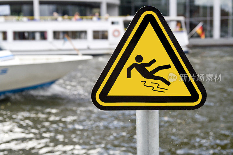 警告:潮湿时容易滑倒