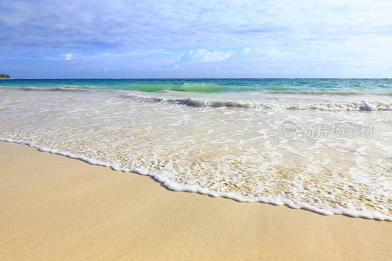 田园诗般的沙滩，加勒比海浪，壮观的日出，多米尼加蓬塔卡纳