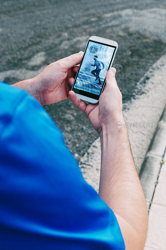男性跑步者通过智能手机上的应用程序获得健身结果
