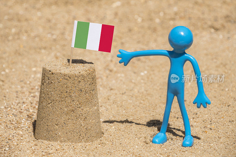有意大利国旗和人形的沙堡
