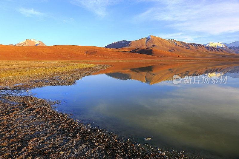 拉古纳勒加，勒加湖反射在戏剧性的金色日出，火山和田诗式的阿塔卡马沙漠高原与Lascar火山，火山景观全景-圣佩德罗阿塔卡马，智利，Bolívia和阿根廷边境