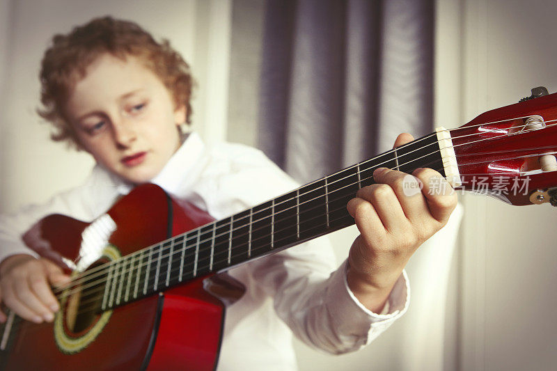 弹吉他的小男孩