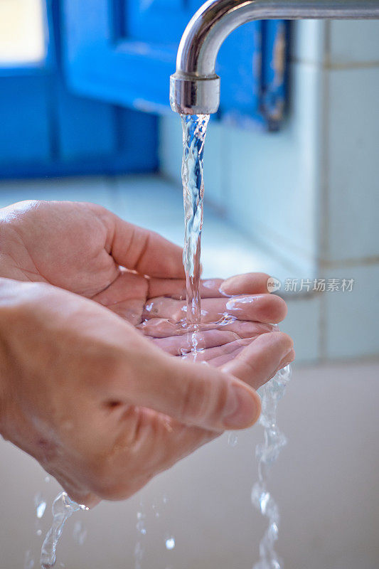 手在流水下