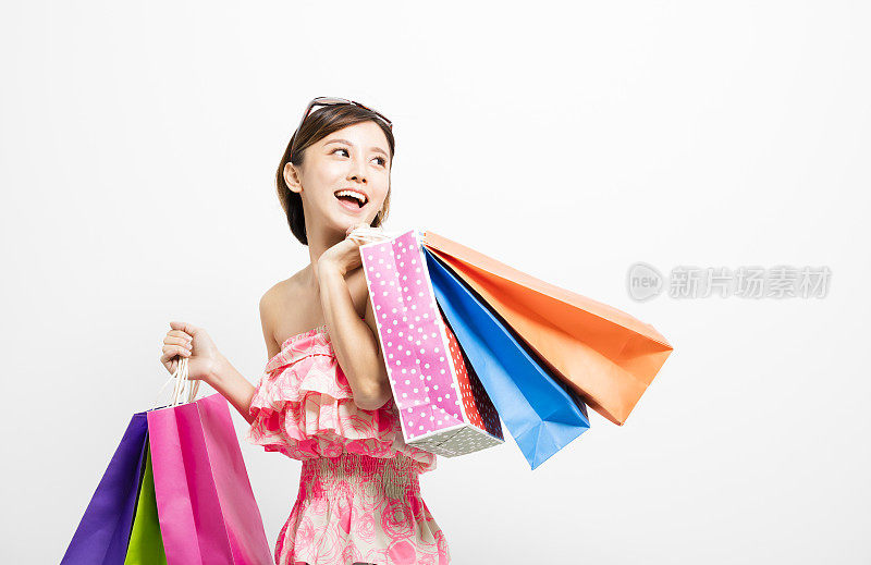 年轻快乐的微笑女人与购物袋
