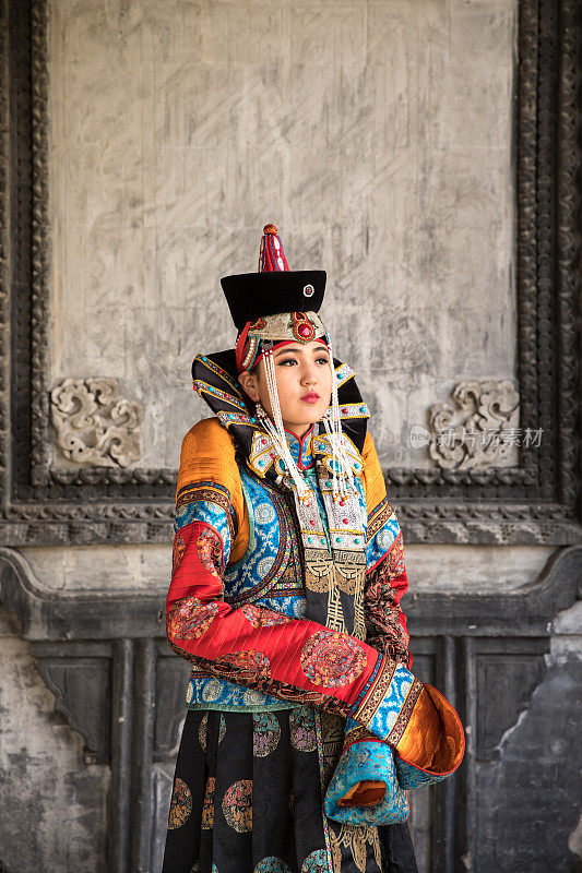 穿着传统蒙古服装的年轻女子。