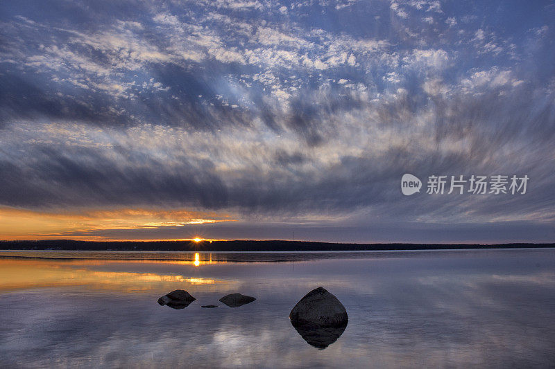 切河入海口夕阳的倒影