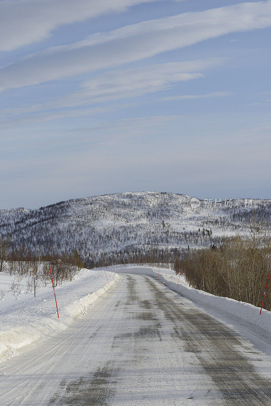在一个美丽的冬日里，诺维亚诺北部的冰雪覆盖的道路