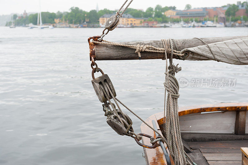 绳索，桅杆靠海，后面是港口