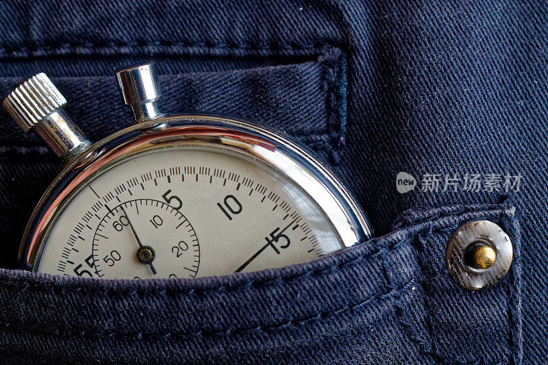 古董秒表，在蓝色牛仔裤口袋里，测量时间的价值，旧式时钟箭分，秒精确计时器记录