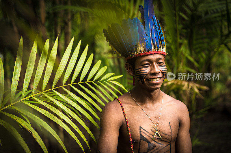 来自巴西图皮瓜拉尼部落的巴西土著男子(印第奥)