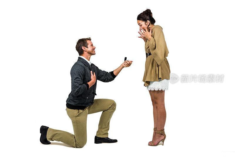 男子向伴侣赠送订婚戒指