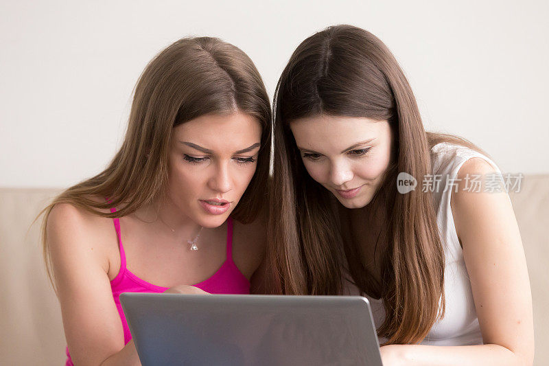 两个女性朋友在网上购物