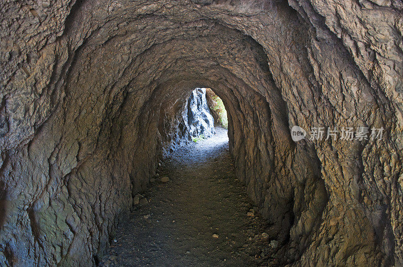 卡拉布里亚:在岩石中凿成的隧道，通往阿科马格诺海滩，大拱门海滩，一个隐藏的小海湾，在卡拉布里亚的海浪在几个世纪中形成了一个天然拱门