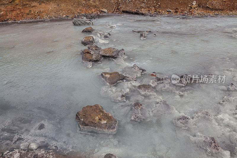 俄罗斯国后岛戈洛夫宁火山火山口的湖泊