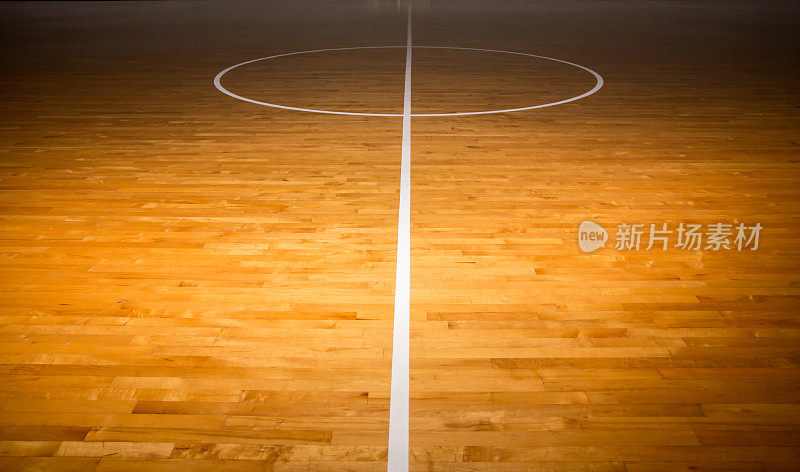 木地板篮球场，光影效果