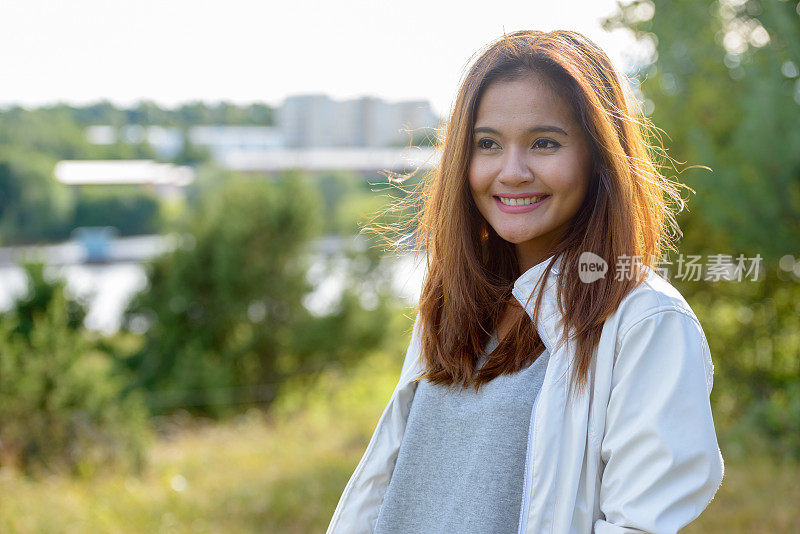 年轻美丽的亚洲女人享受自然与美丽的风景在图尔库芬兰