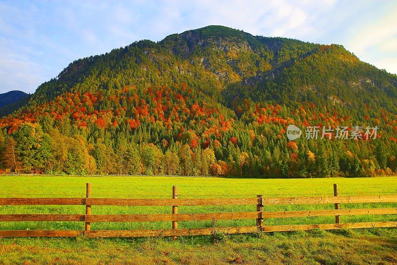 阿尔卑斯山景观在奥地利Tirol，附近Karwendel山脉和巴伐利亚阿尔卑斯山在德国-雄伟的高山景观在金色的秋天，戏剧性的Tyrol雪山全景和田园式的Tirol草地，奥地利