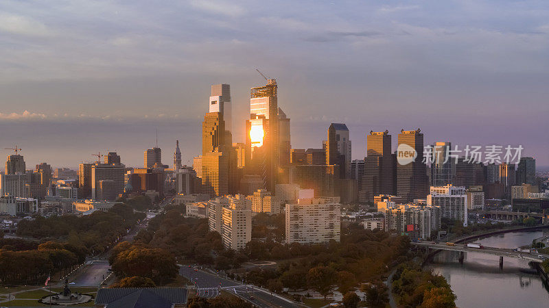 在费城，中心城市的商业建筑反射着升起的太阳，宾夕法尼亚州