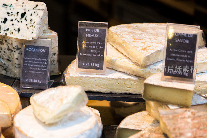 食品市场上陈列着大量不同种类的奶酪