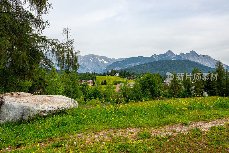奥地利阿尔卑斯山脉靠近西菲尔德的一个山顶上的巨石