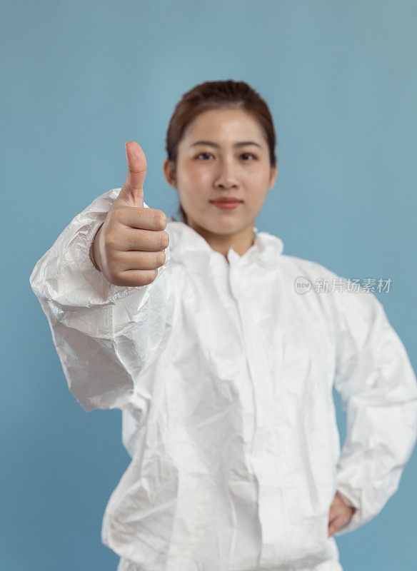 竖起大拇指的亚洲女科学家，画室肖像。