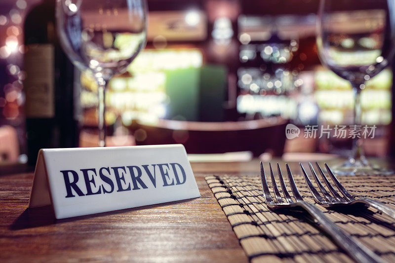 餐厅餐桌上预留的标志与酒吧背景